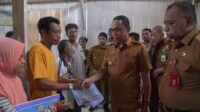 FB_IMG_1672665173010 Pj Bupati Buton menyerahkan bantuan kepada keluarga korban.